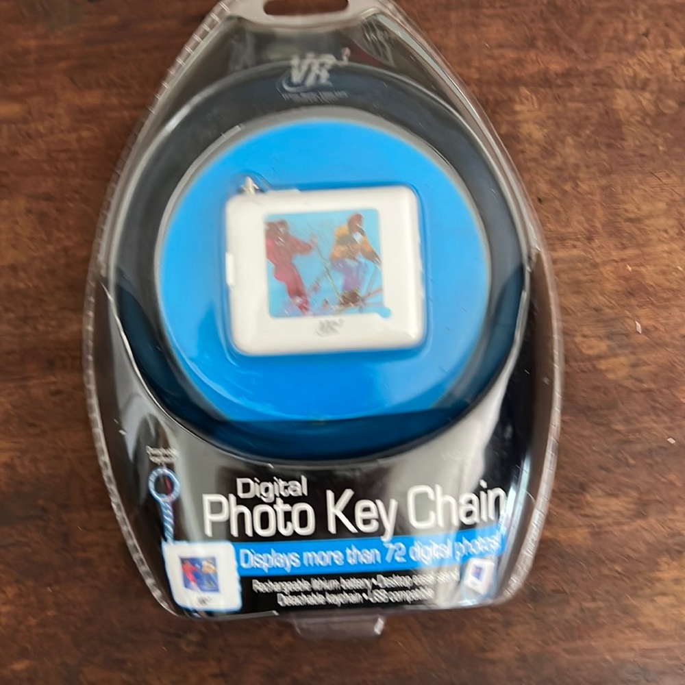 Photo Digital Key Chain Displays Up To 72 Photos